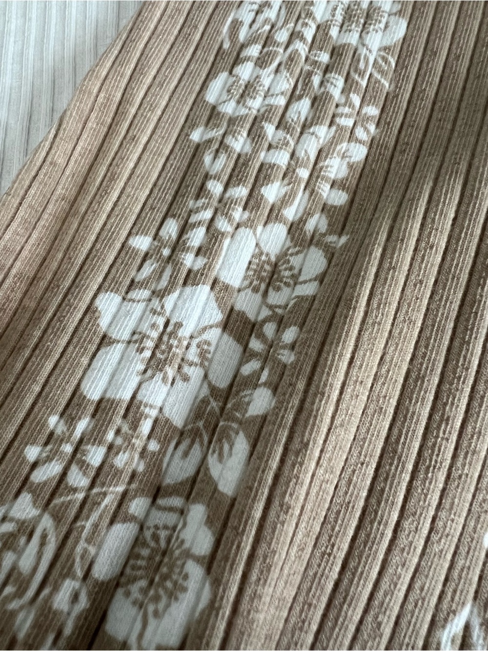 XS/S Light Brown & White Ribbed Floral Crop Top with Short Sleeves & Front Knot - Picture 7 of 7